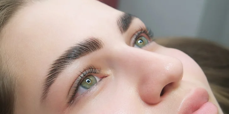 Prirodzený vzhľad vďaka lash liftingu a laminácii obočia alebo 3D mihalnice