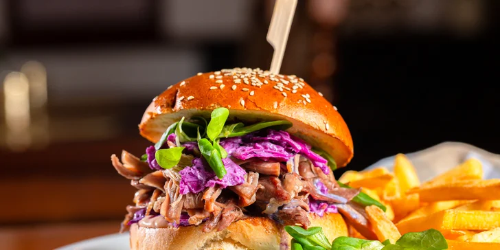 Burger s trhaným kačacím mäsom, hranolčekmi a 0,5 l kofoly