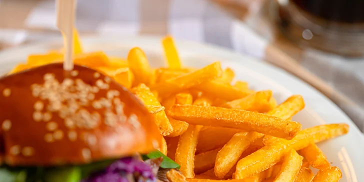 Burger s trhaným kačacím mäsom, hranolčekmi a 0,5 l kofoly