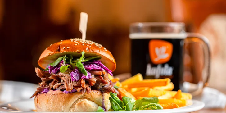 Burger s trhaným kačacím mäsom, hranolčekmi a 0,5 l kofoly
