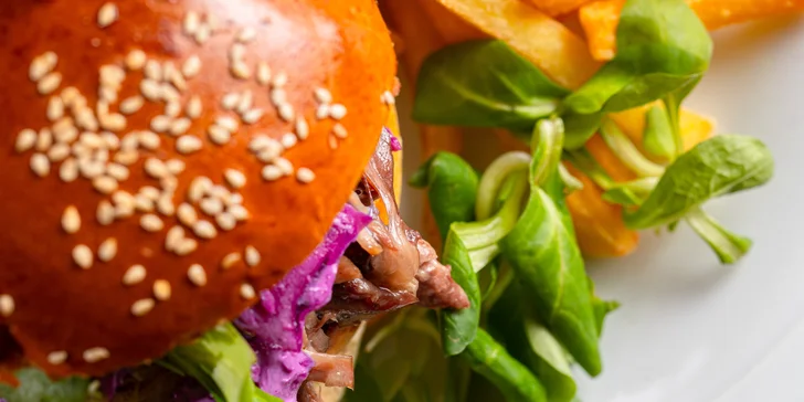 Burger s trhaným kačacím mäsom, hranolčekmi a 0,5 l kofoly