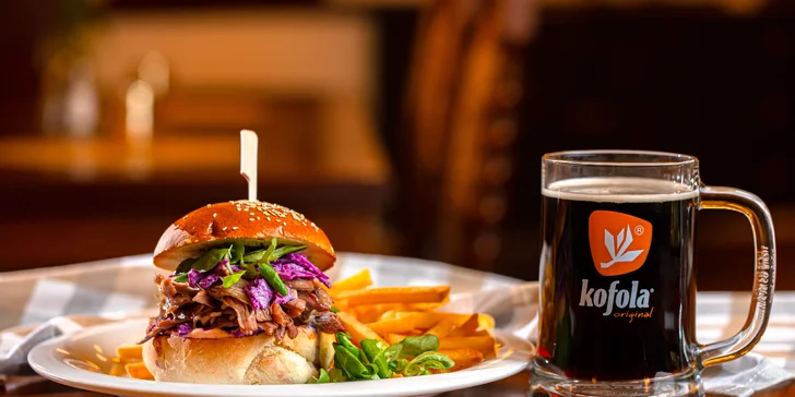 Burger s trhaným kačacím mäsom, hranolčekmi a 0,5 l kofoly