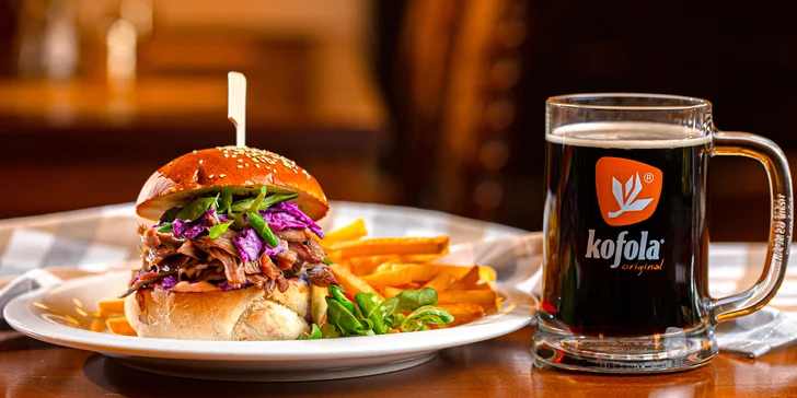 Burger s trhaným kačacím mäsom, hranolčekmi a 0,5 l kofoly