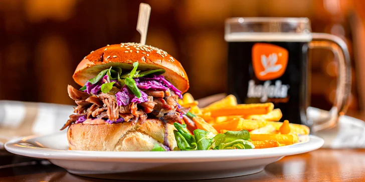 Burger s trhaným kačacím mäsom, hranolčekmi a 0,5 l kofoly
