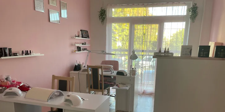 Gélové nechty či gél lak a klasická manikúra aj pre mužov