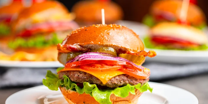 Burger na Kamennom námestí v centre Bratislavy