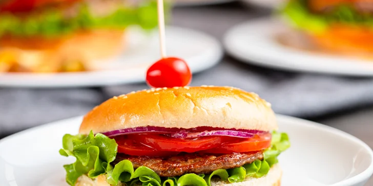 Burger na Kamennom námestí v centre Bratislavy