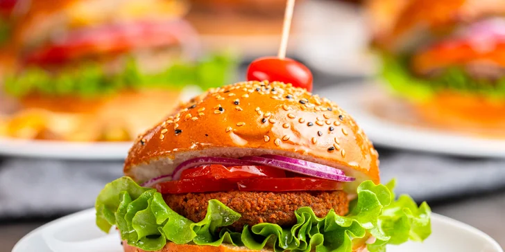 Burger na Kamennom námestí v centre Bratislavy