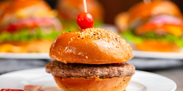 Burger na Kamennom námestí v centre Bratislavy