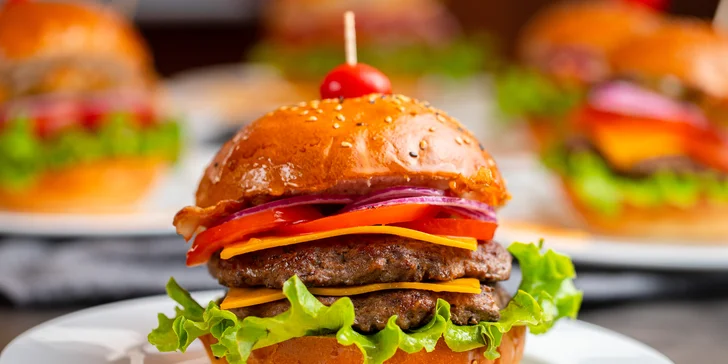 Burger na Kamennom námestí v centre Bratislavy