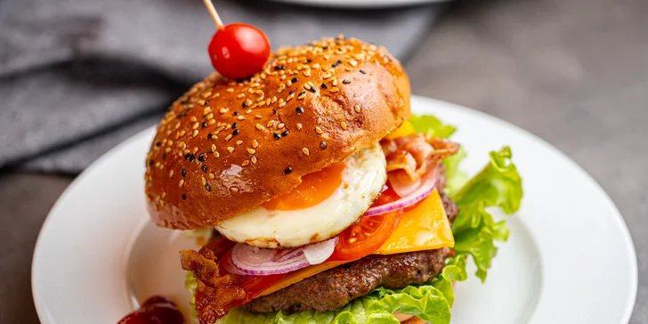 Burger na Kamennom námestí v centre Bratislavy