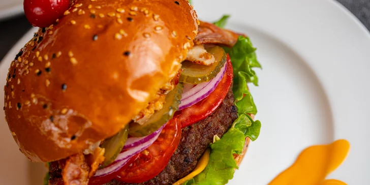 Burger na Kamennom námestí v centre Bratislavy