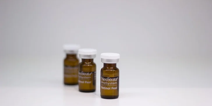 Spomaľte starnutie s retinolovým peelingom aplikovaným dermatológom