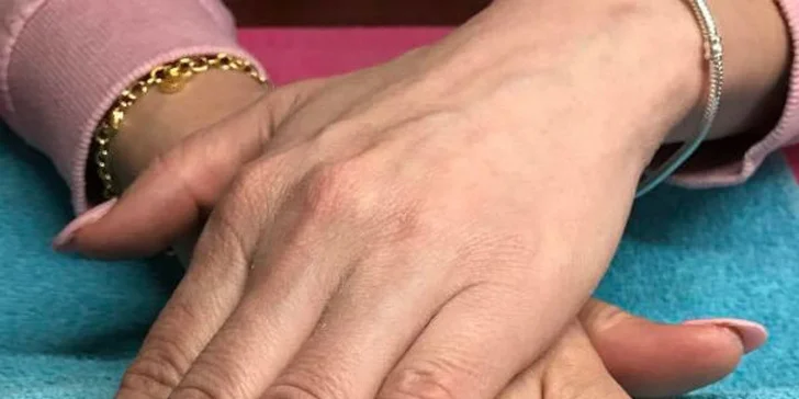 Manikúra s gél lakom, japonská manikúra či darčeková poukážka