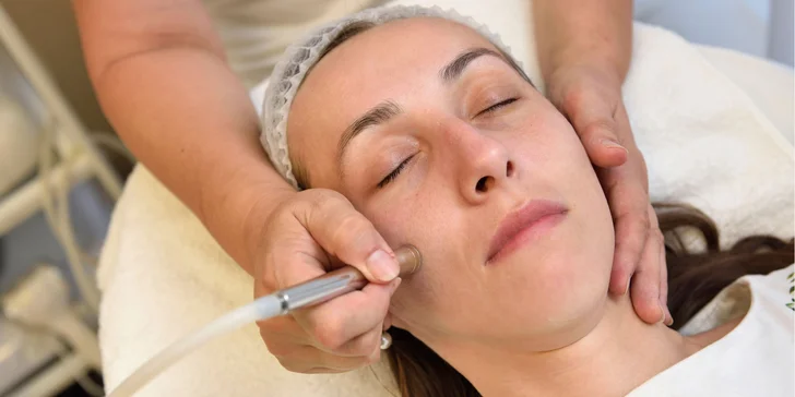 Mikrodermabrázia, hĺbkové čistenie, neinjekčná mezoterapia či chemický peeling