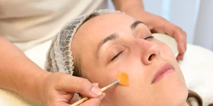 Mikrodermabrázia, hĺbkové čistenie, neinjekčná mezoterapia či chemický peeling