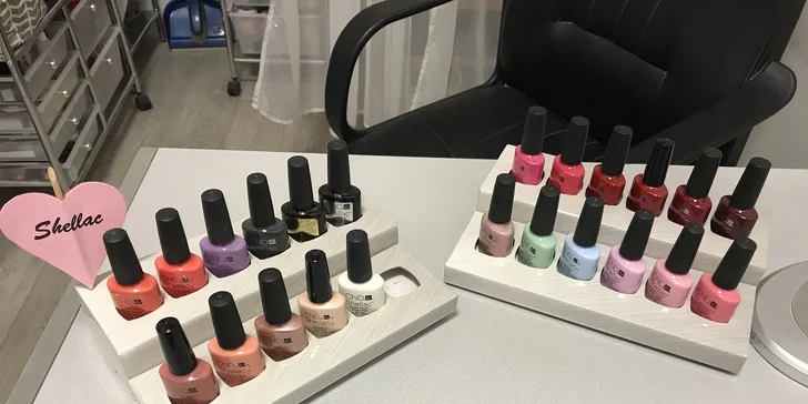 Krásne ruky s profesionálnou Shellac manikúrou v Estém