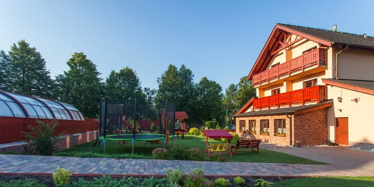 Dovolenka pri Bešeňovej v obľúbenom penzióne Motýľ*** s vyhrievaným bazénom, wellness, aktivitami a zvýhodnením pre dieťa do 12 rokov!