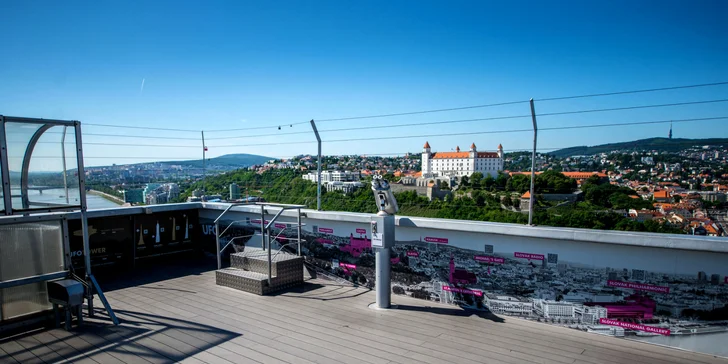 Vyhliadka z veže UFO s miešaným drinkom, fľašou Prosecca alebo zákuskom