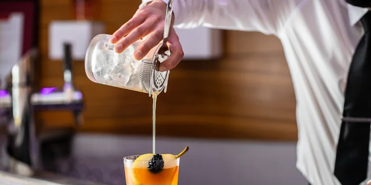 Vyhliadka z veže UFO s miešaným drinkom, fľašou Prosecca alebo tortou