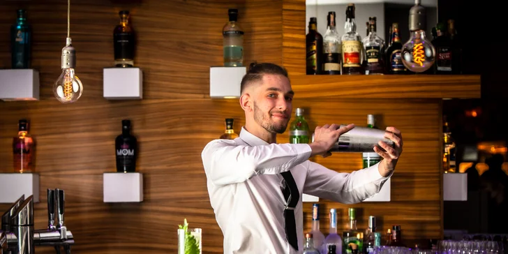 Vyhliadka z veže UFO s miešaným drinkom, fľašou Prosecca alebo tortou