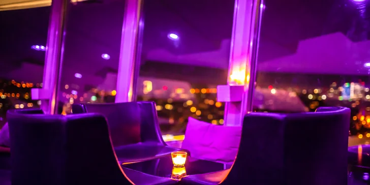 Vyhliadka z veže UFO s miešaným drinkom, fľašou Prosecca alebo tortou