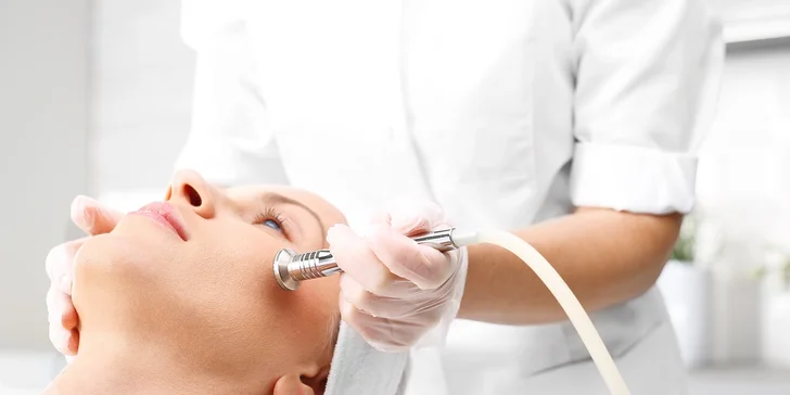 Získajte krásnu a jemnú pleť: Mikrodermabrázia alebo chemický peeling