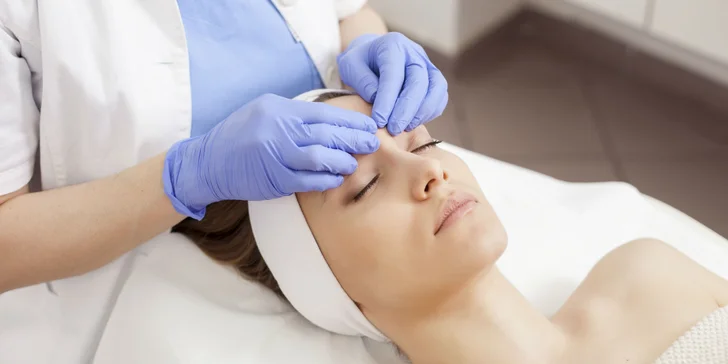 Čistenie pleti s prírodnými kyselinami alebo diamantová mikrodermabrázia