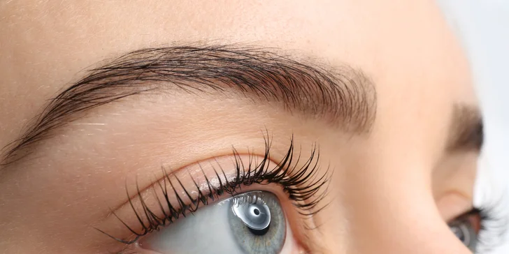 Prirodzený vzhľad vďaka lash liftingu a laminácii obočia alebo 3D mihalnice