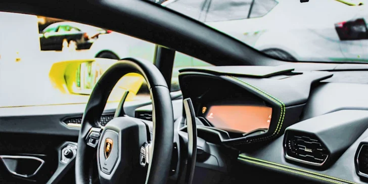Užite si parádnu jazdu v LAMBORGHINI HURACAN LP 610–4 ako vodič alebo spolujazdec