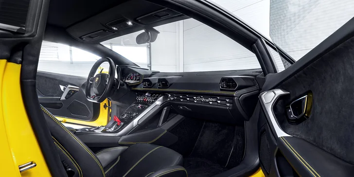 Užite si parádnu jazdu v LAMBORGHINI HURACAN LP 610–4 ako vodič alebo spolujazdec