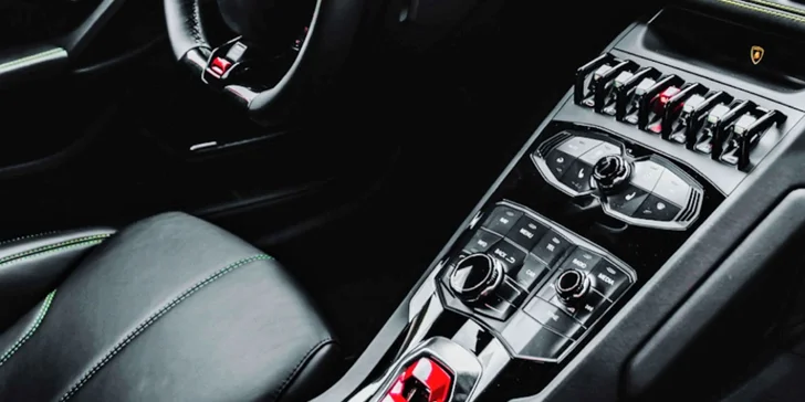 Užite si parádnu jazdu v LAMBORGHINI HURACAN LP 610–4 ako vodič alebo spolujazdec
