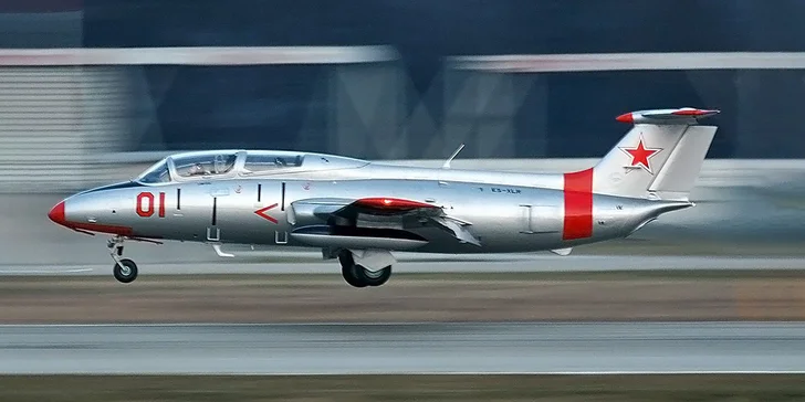 Adrenalínom nabitý let stíhačkou L-29 DELFÍN vrátane akrobacie vo vzduchu!