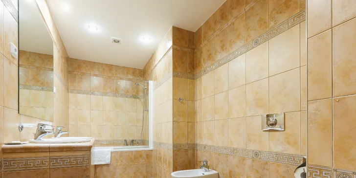 Fantastický odpočinok blízko Vřídelnej kolonády: 3* hotel s raňajkami aj zľava na masáže