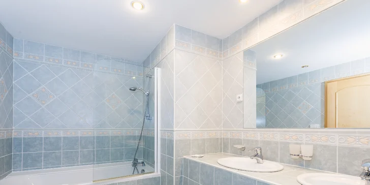 Fantastický odpočinok blízko Vřídelnej kolonády: 3* hotel s raňajkami aj zľava na masáže