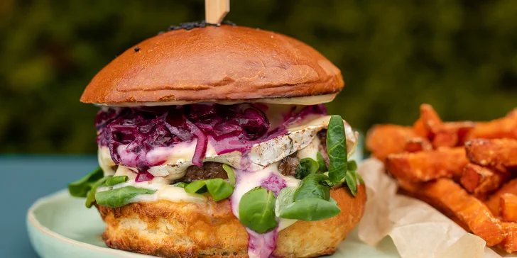 Burger s batatovými hranolčekmi a dipom z modrého syra pre 1 či 2 osoby