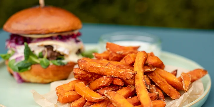 Burger s batatovými hranolčekmi a dipom z modrého syra pre 1 či 2 osoby
