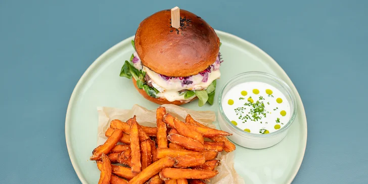 Burger s batatovými hranolčekmi a dipom z modrého syra pre 1 či 2 osoby