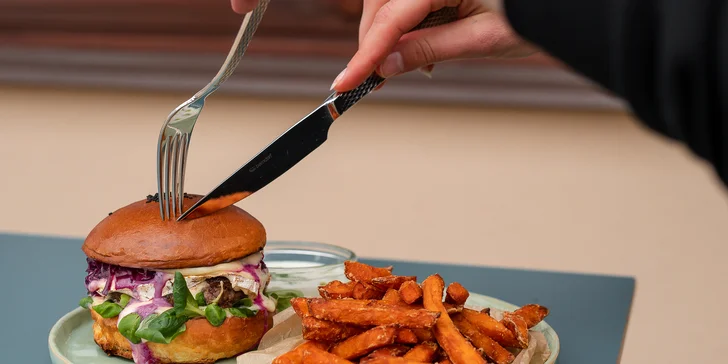 Burger s batatovými hranolčekmi a dipom z modrého syra pre 1 či 2 osoby