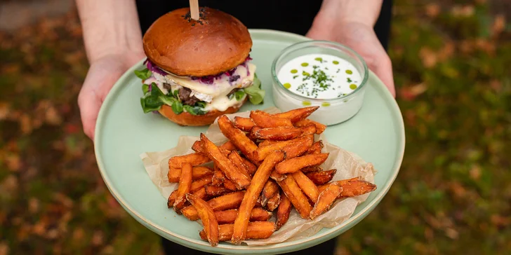 Burger s batatovými hranolčekmi a dipom z modrého syra pre 1 či 2 osoby