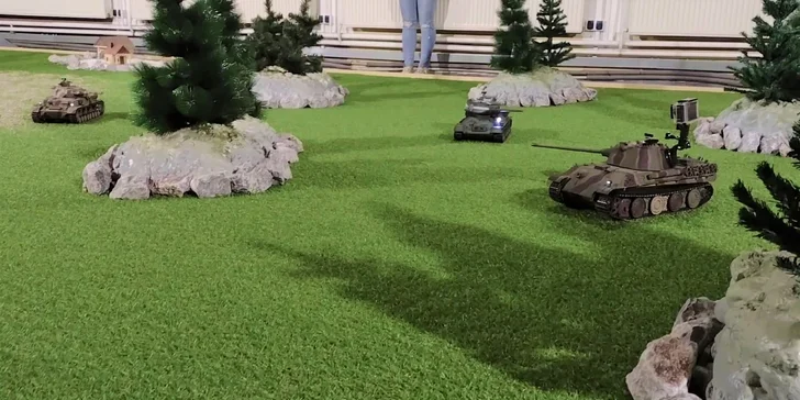 Veľkolepý tankový súboj s upravenými RC modelmi v TANKOVEJ ARÉNE