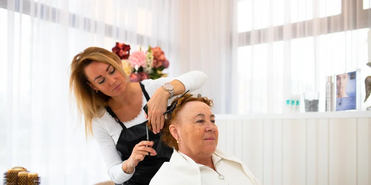 Dámsky strih s fúkaním a finálnou úpravou účesu v salóne Institut Esthederm Visage