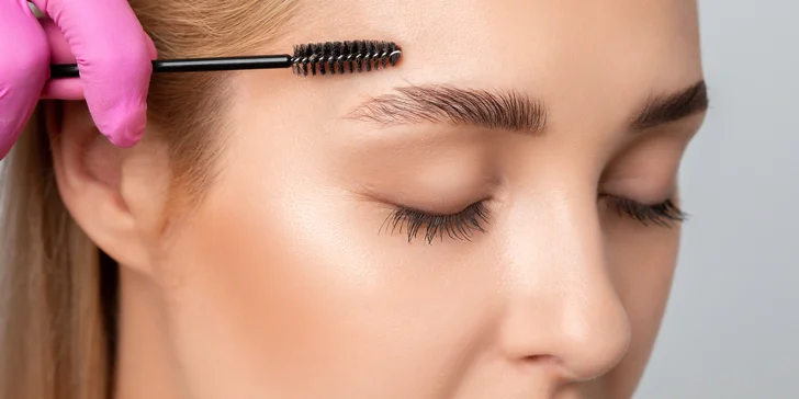 Laminácia obočia a lash lift pre vytočenie a zvýraznenie vašich rias