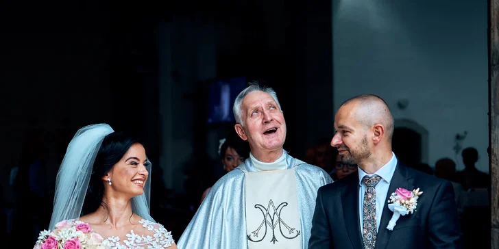Balíčky svadobného fotenia s fotografiami na gravírovanom drevenom USB
