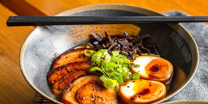 Tradičný japonský Ramen s perlivým drinkom Seicha Matcha