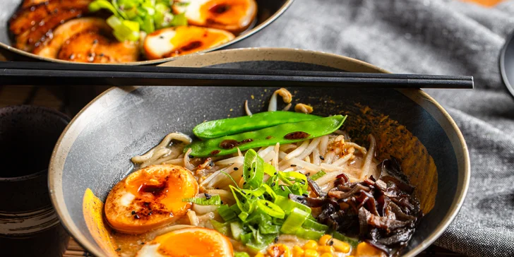 Tradičný japonský Ramen s perlivým drinkom Seicha Matcha
