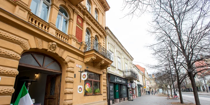 Originálny taliansky dezert Cannoli s kávou alebo horúca čokoláda s ovocím