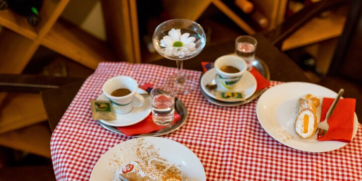 Originálny taliansky dezert Cannoli s kávou alebo horúca čokoláda s ovocím