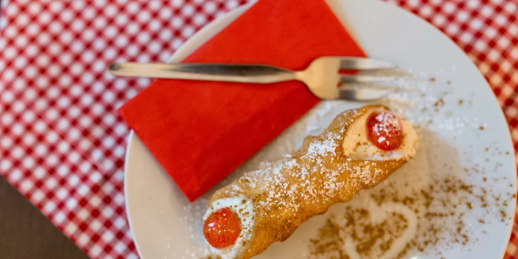 Originálny taliansky dezert Cannoli s kávou alebo horúca čokoláda s ovocím