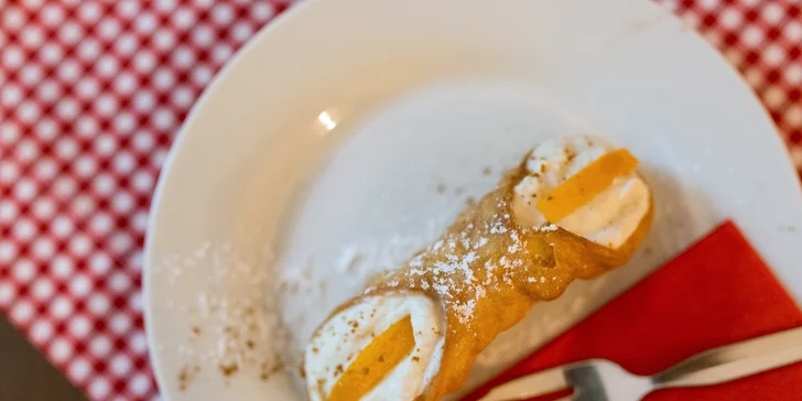 Originálny taliansky dezert Cannoli s kávou alebo horúca čokoláda s ovocím